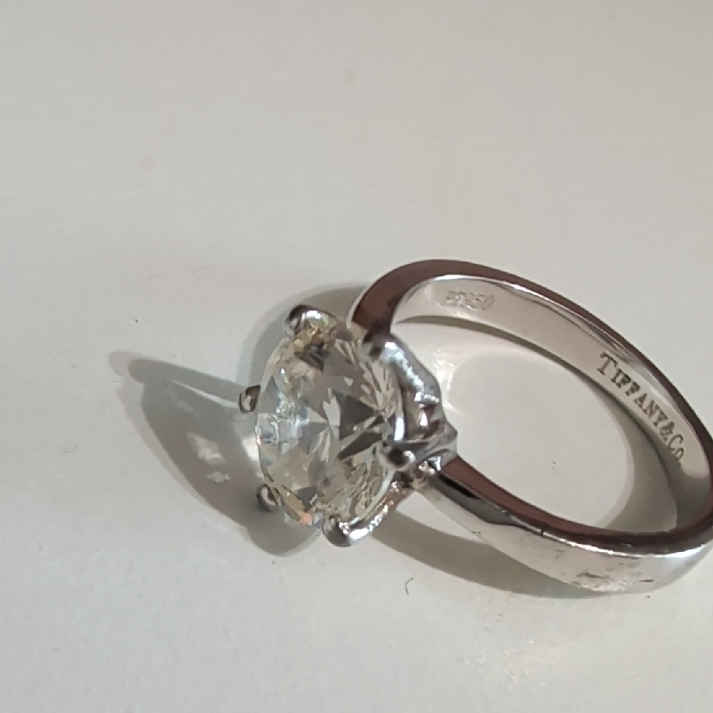Elegant Ring with Clear Gemstone - Picture 8 of 11